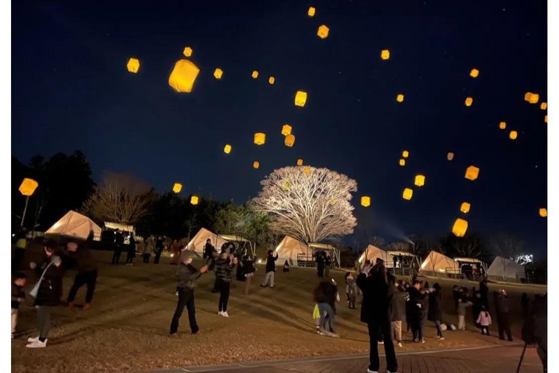 冬の夜空へ願いを込めてランタンを飛ばす「Mistletoe Lantern Night」_1