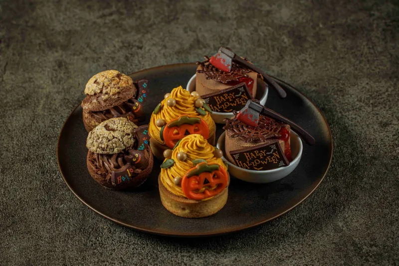 下段：・りんごとミルクチョコレートのムース  ・こうもりチョコレートシュー  ・ハロウィンパンプキンタルト