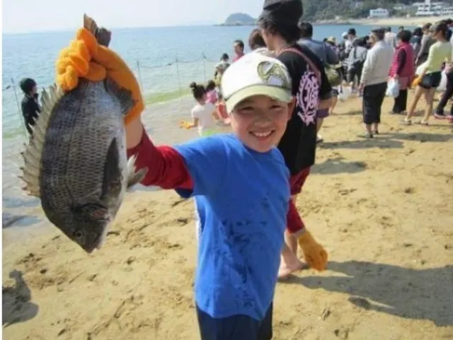 夏休み魚のつかみ取り