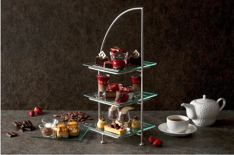 ラウンジ＆バー「マリンブルー」の「いちごとチョコレートのアフタヌーンティー with VANILLABEANS」」