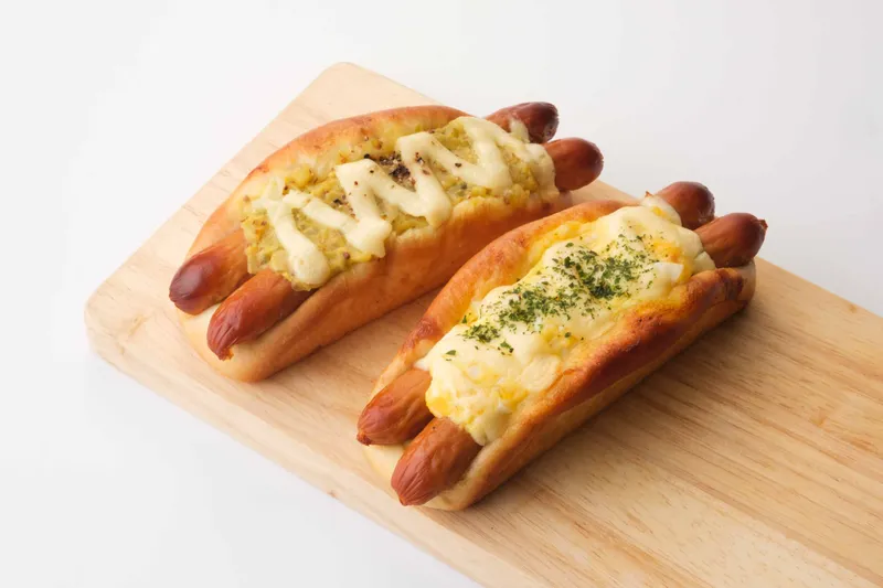 〈アルサスローレン〉マシマシ ホットドッグ(左:マスタードレリッシュ、右:エッグ)  (1個)380円※各日・各10個限り