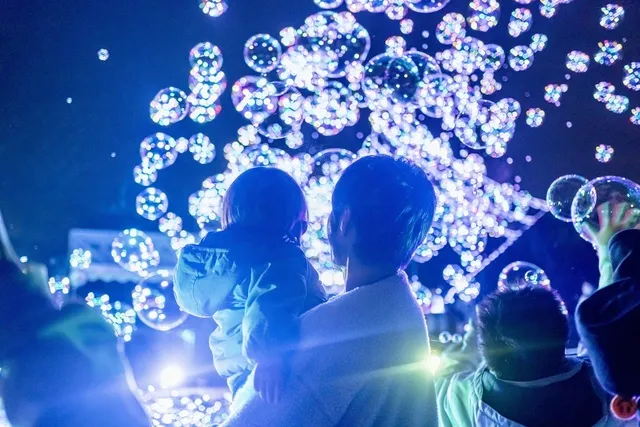 鳥栖プレミアム・アウトレット シャボン玉と光の融合パフォーマンス