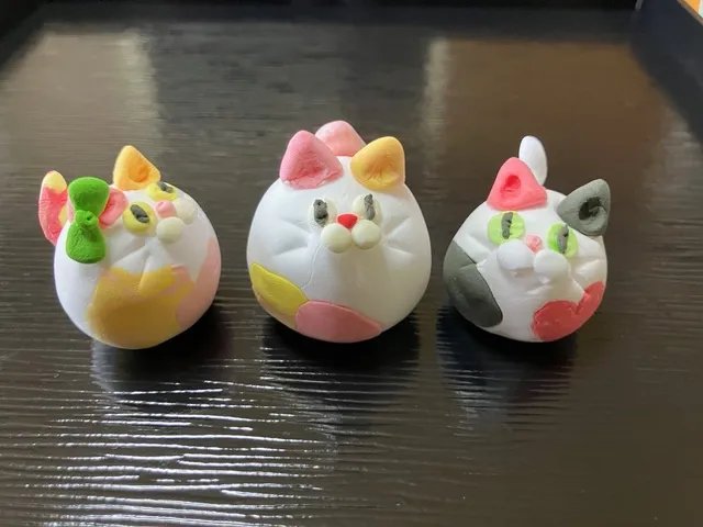 カラフルな粘土でオリジナル作品を作るワークショップ