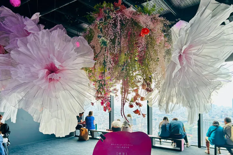 「Flowing Flowers｜想像が花ひらく、天空回廊」