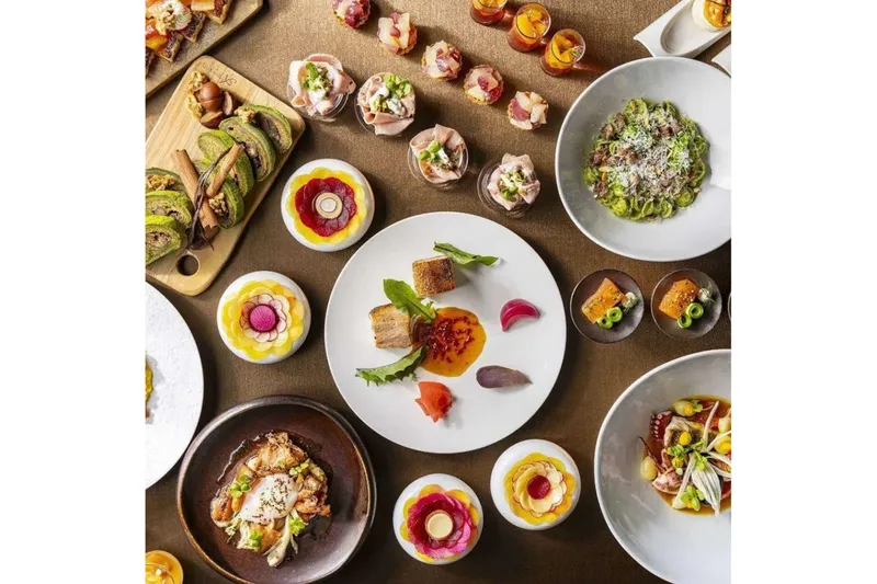 前菜＆クリスマススイーツビュッフェ＋選べるメイン料理【ストリングスホテル東京インターコンチネンタル】