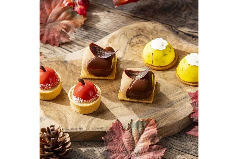 秋の食材に囲まれて楽しむキャンプ着想のお肉アフタヌーンティー【ヒルトン東京】