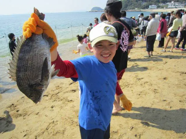 夏休み魚のつかみ取り_1