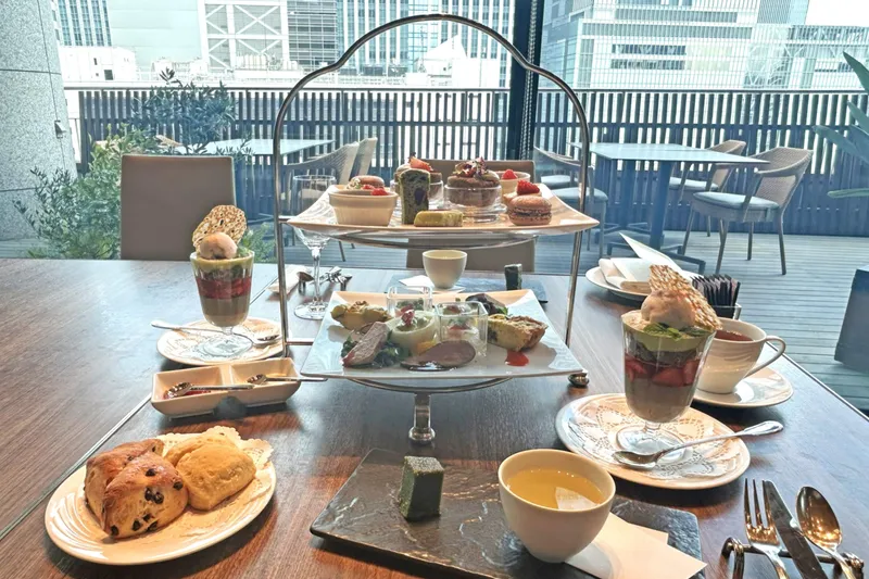 ポム・ダダン アフタヌーンティー “日本茶の香りと苺の彩”【丸ノ内ホテル】