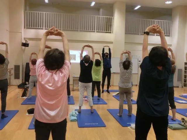 ねこ背を10秒で治す背伸ばし体操（津市）_1