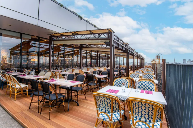 東京スカイツリー(R)を見上げるBBQガーデン/世界のビール博物館