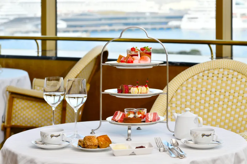 絶景とともに楽しむ 苺のアフタヌーンティー【ホテルニューグランド】