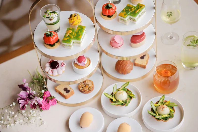 フランス初夏のアフタヌーンティー【フォーシーズンズホテル東京大手町】