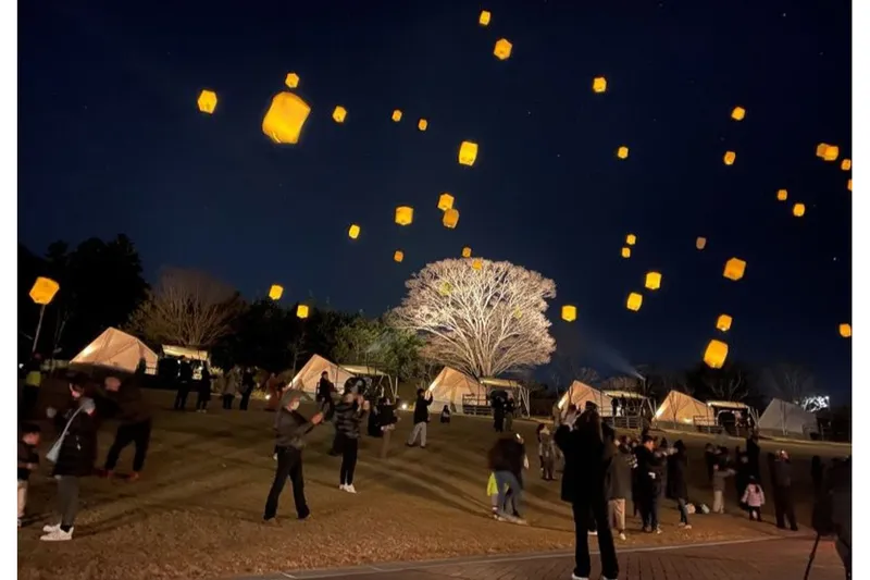 冬の夜空へ願いを込めてランタンを飛ばす「Mistletoe Lantern Night」