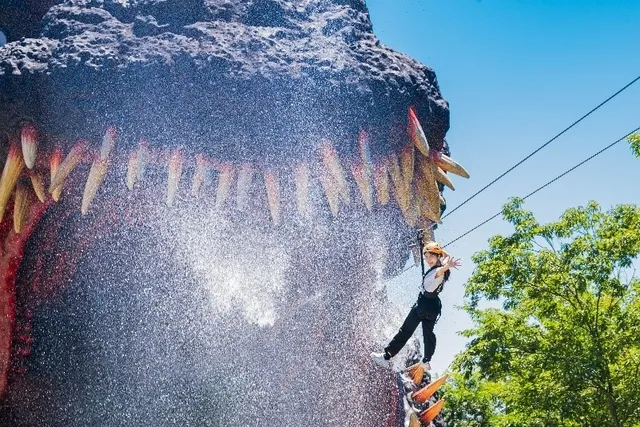 「ゴジラ迎撃作戦」でびしょ濡れ爽快ジップライン『スプラッシュゴジラ2025』_1
