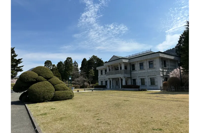 春の湖畔展望館