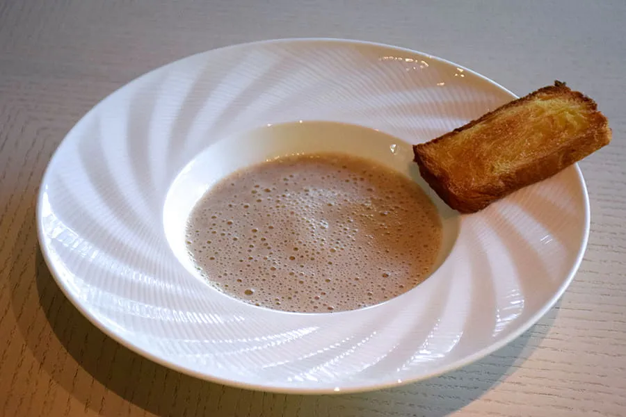 レストラン デュ パルク 「キノコのポタージュスープとパイ生地のラスク」