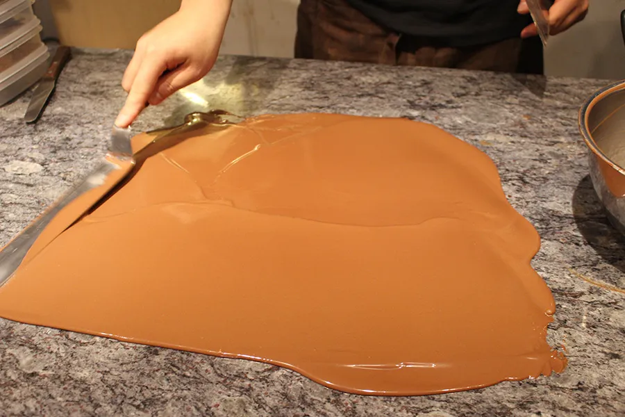 アーティチョークチョコレート　チョコレート製造風景