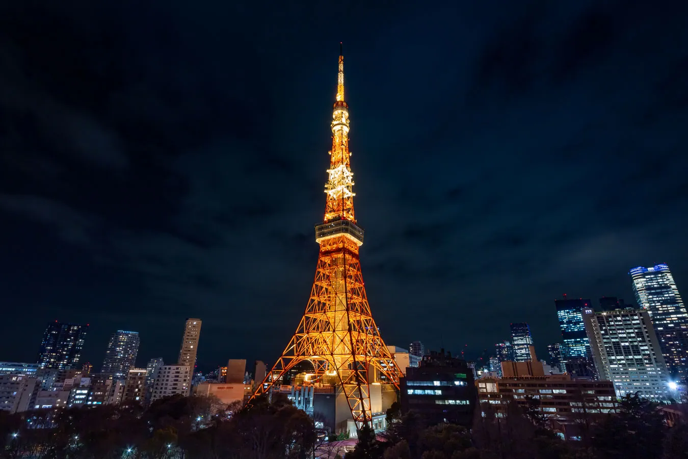 東京タワー 大小様々なビル🏢が 隙間なく立ち並ぶ東京。 東京タワー🗼が開業