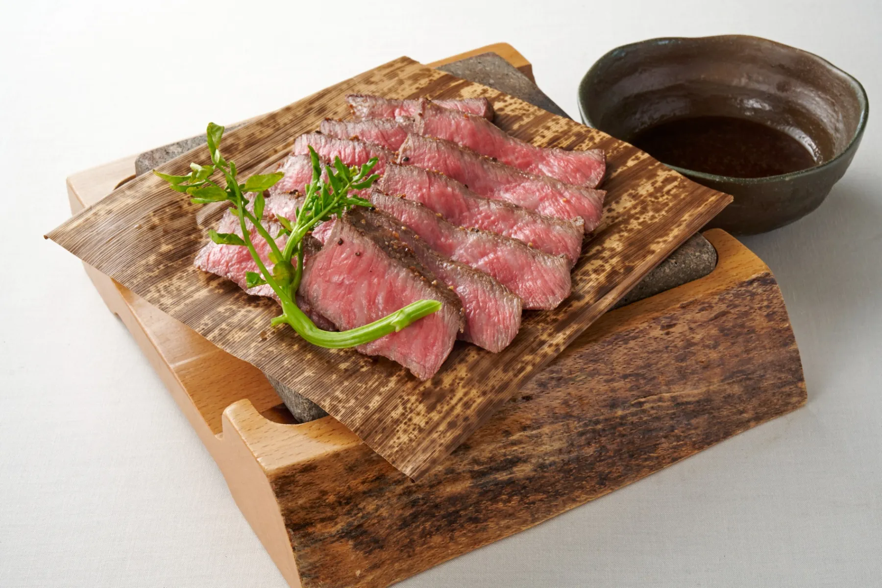 ▲和食 えん 丸の内オアゾ店「黒毛和牛赤身の石焼き」