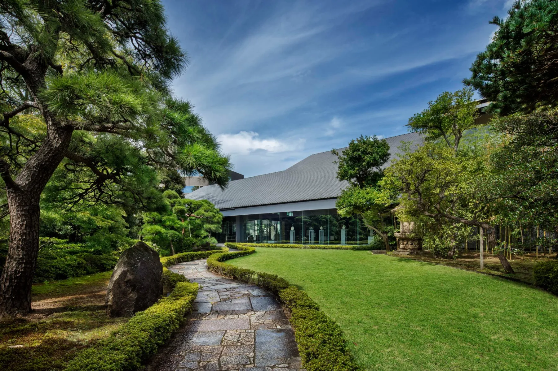 ▲根津美術館 外観（庭園より）