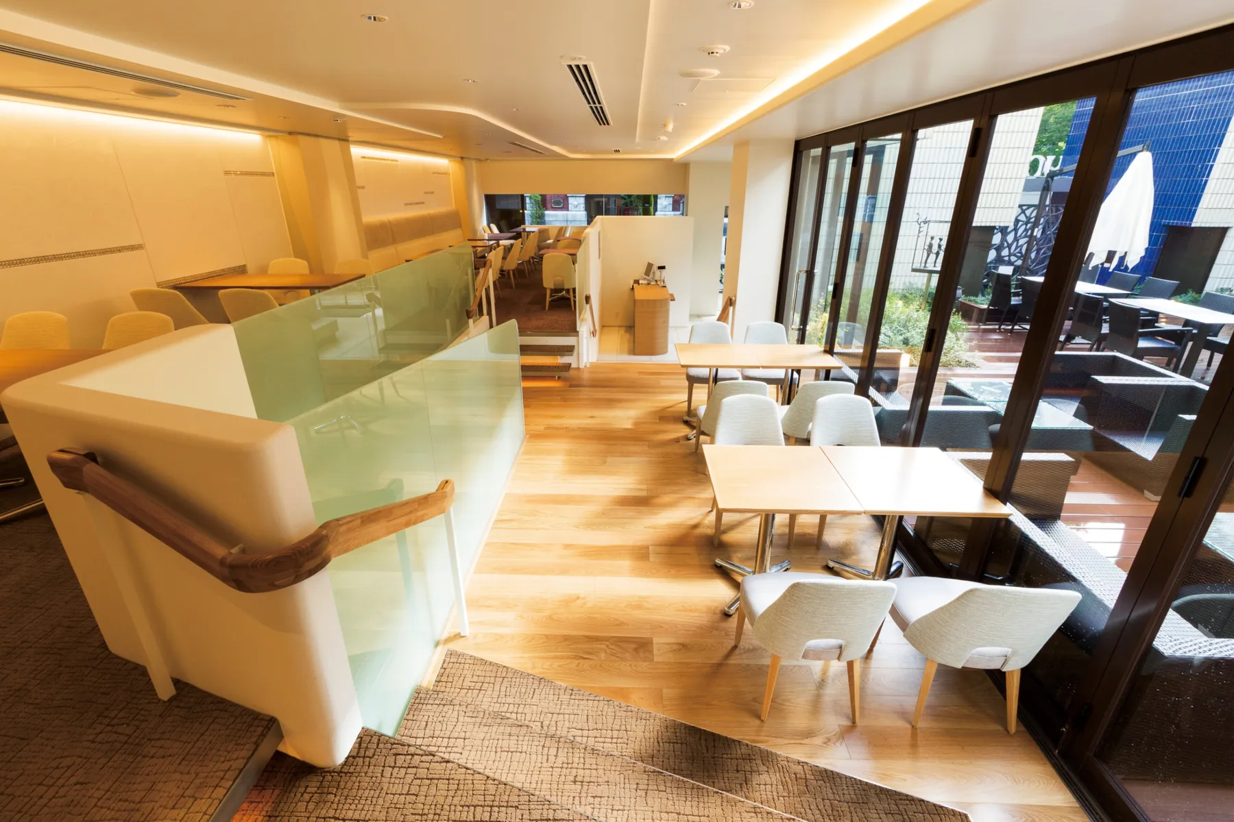 ▲ヨックモック青山本店「BLUE BRICK LOUNGE」内観
