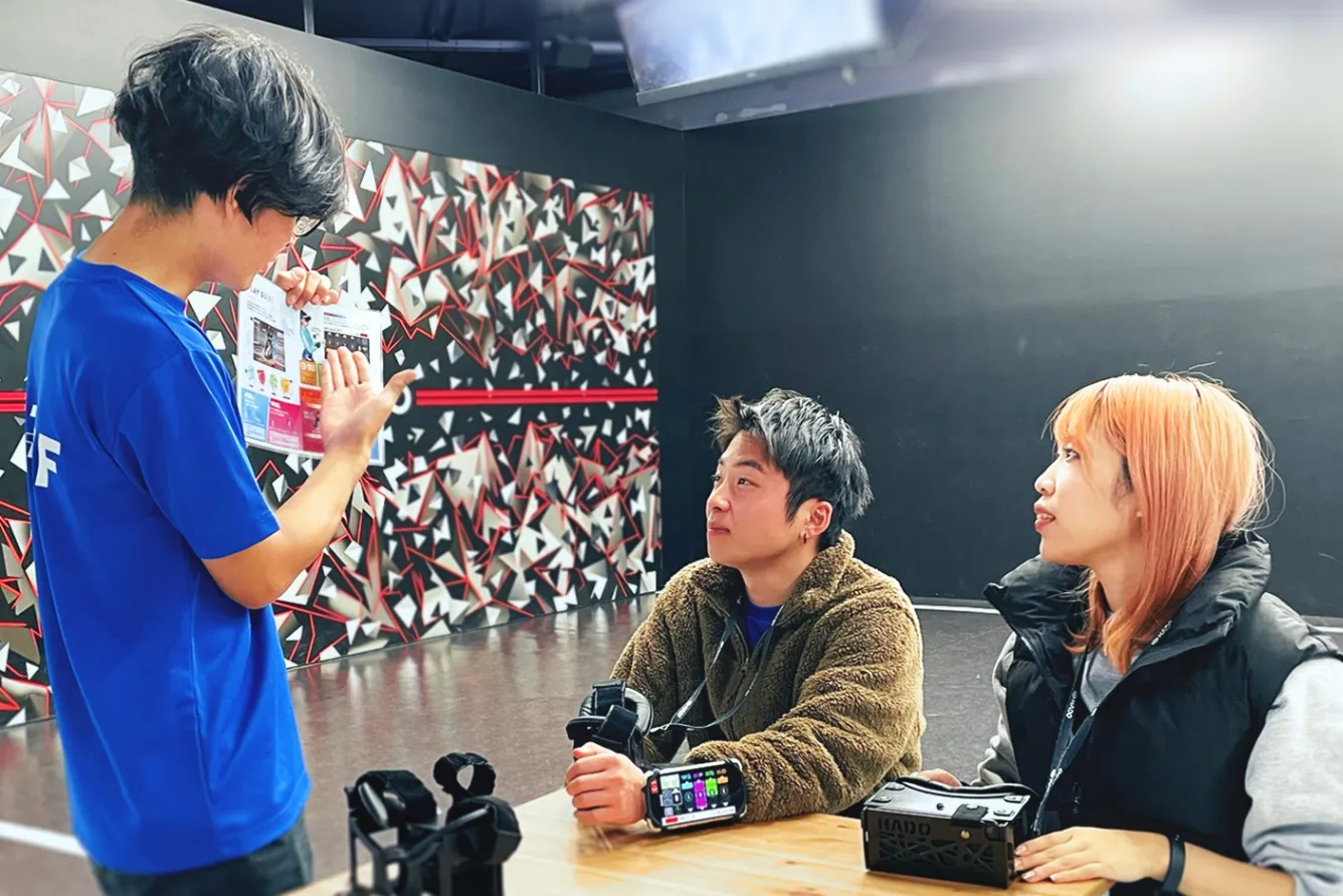 ▲HADO ARENA お台場店 インストラクターによるレクチャーイメージ