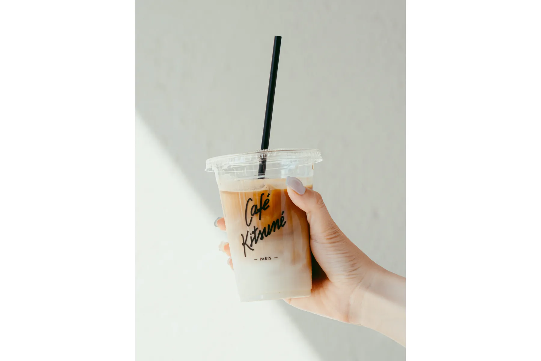 ▲Café Kitsuné Aoyama アイスカフェラテ（テイクアウトイメージ）