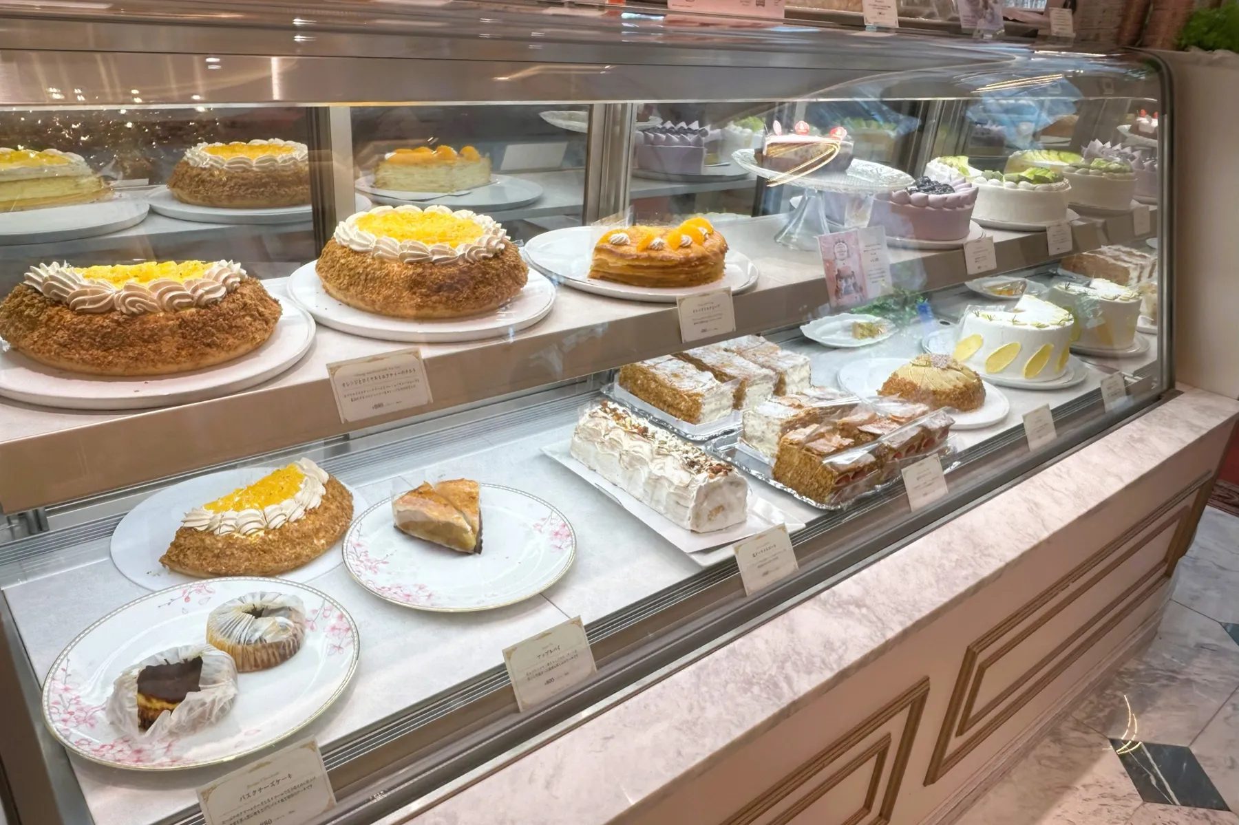 ▲ル サロン ド ニナス 日比谷 ショーケース（撮影：レッツエンジョイ東京編集部）