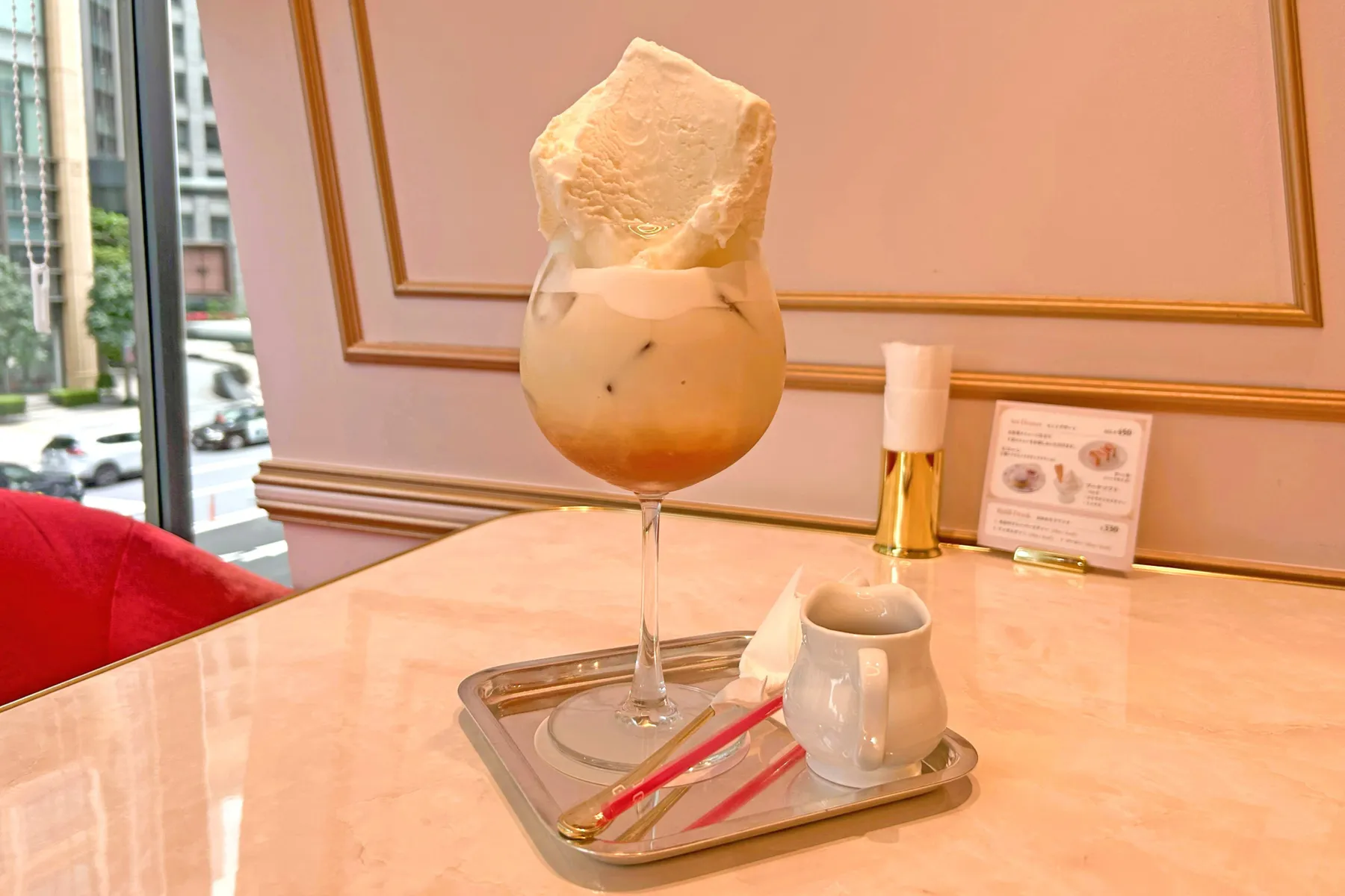 ▲ル サロン ド ニナス 日比谷「ココナッツアイスのロイヤルミルクティー」（撮影：レッツエンジョイ東京編集部）