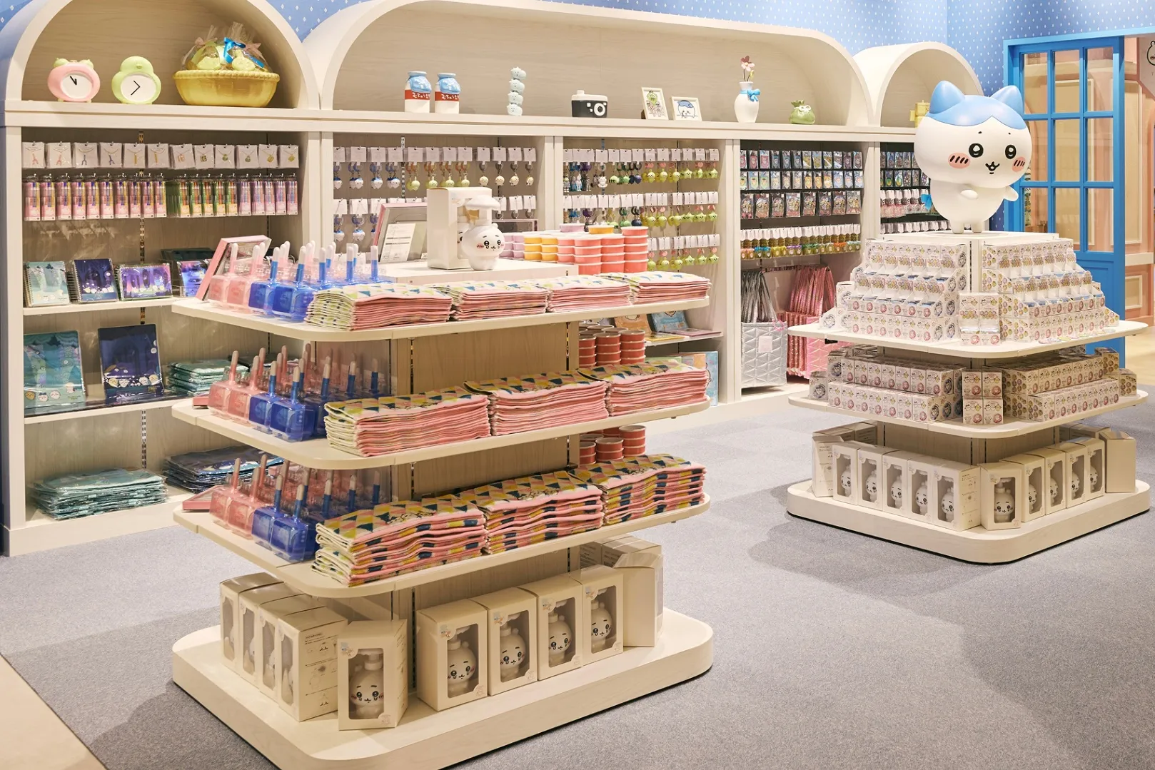 ▲ちいかわパーク ショップフロア「文具・生活用品（食器類含む）」売り場