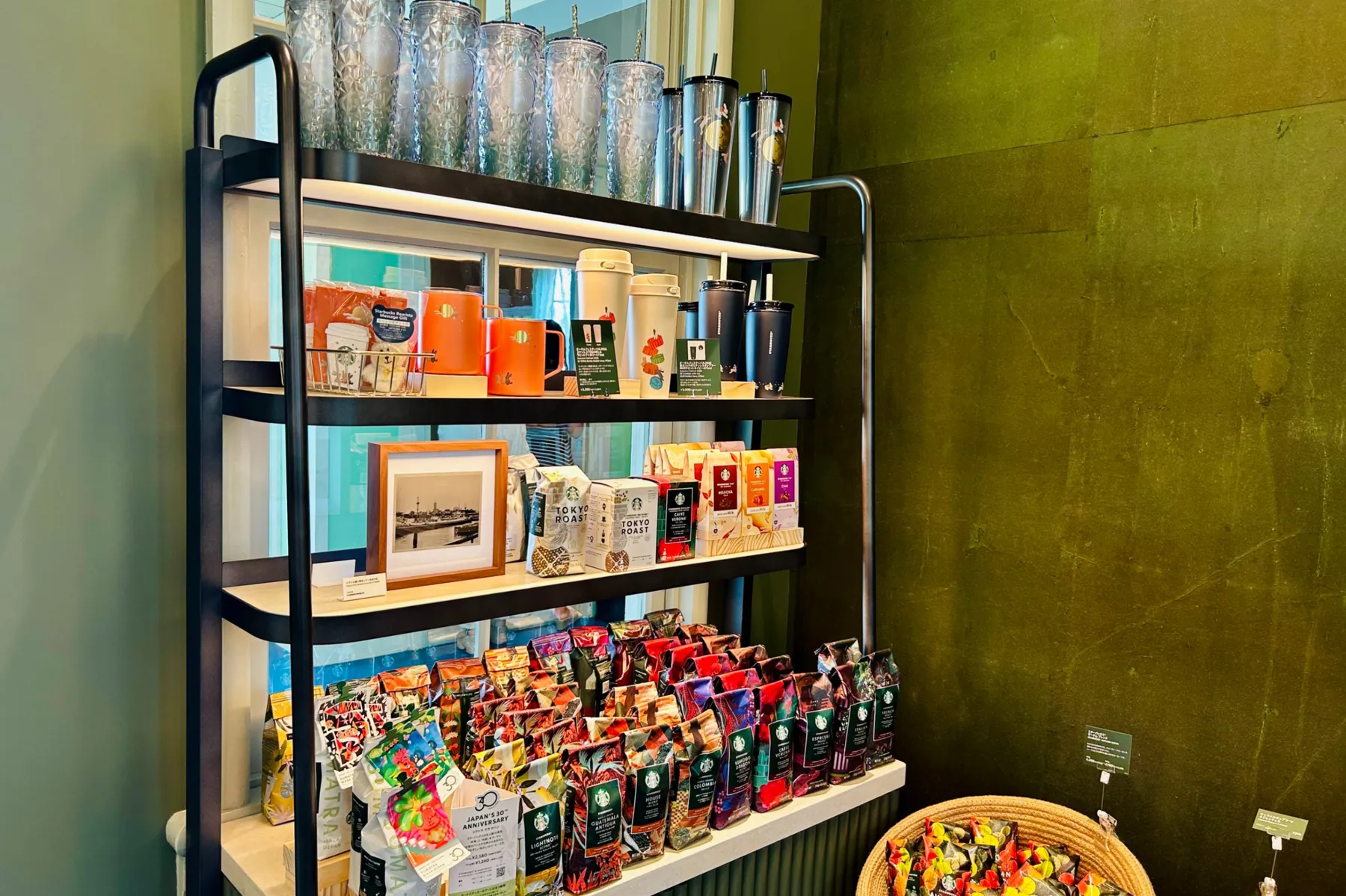 ▲スターバックス コーヒー 横浜海の公園店 グッズコーナー（撮影：レッツエンジョイ東京編集部）