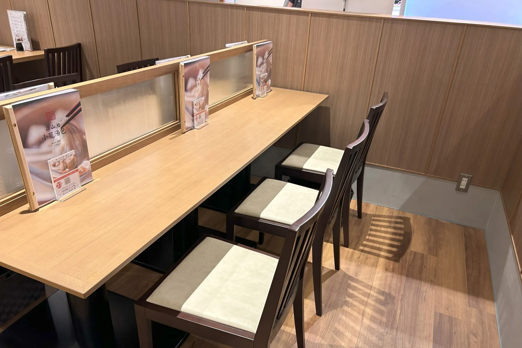 ▲梁山泊小籠湯包 リンクス池袋店 カウンター席（撮影：レッツエンジョイ東京編集部）