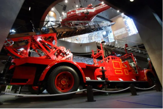 ▲いすず・メッツはしご車と、消防ヘリコプターちどり（地下1階から1階）