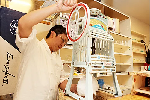 ▲ひみつ堂 手回し式のかき氷機