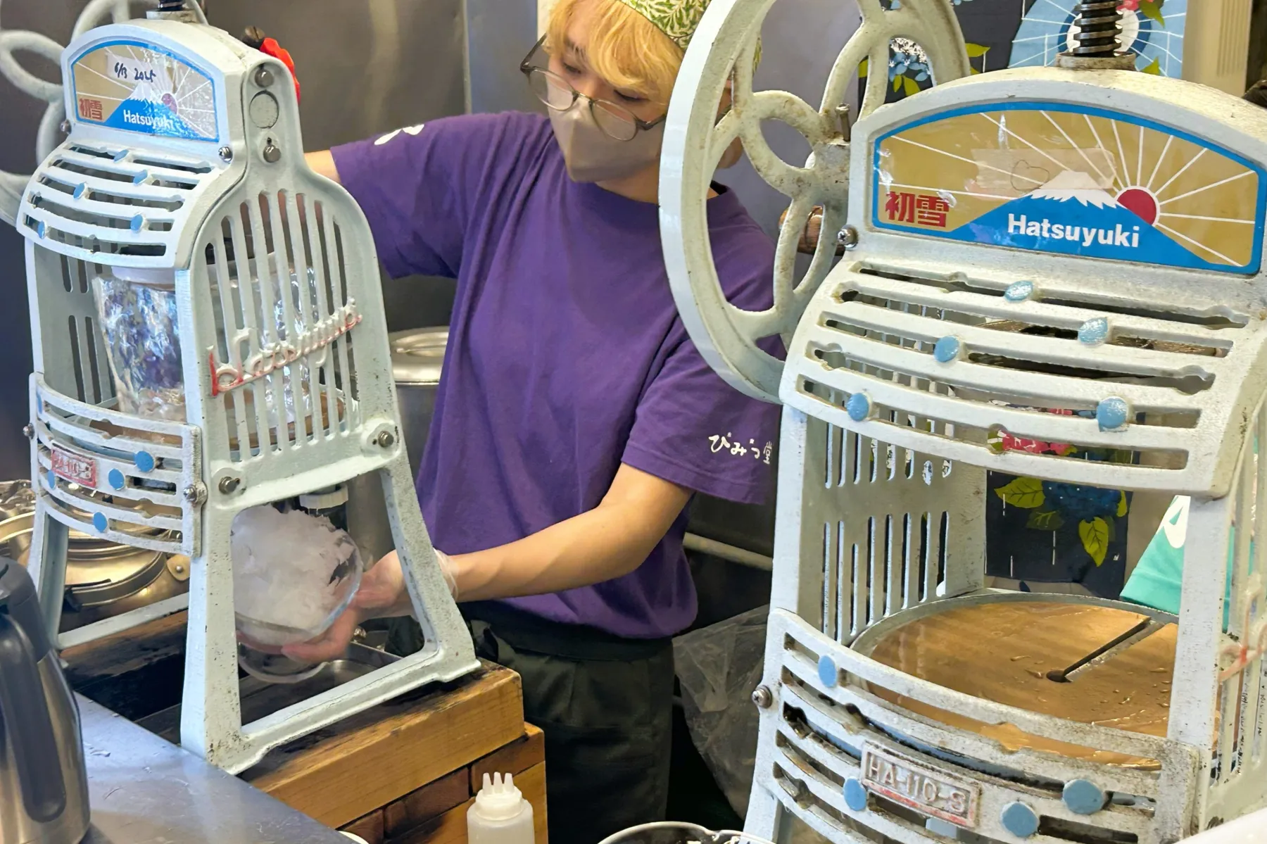 ▲ひみつ堂 手回し式のかき氷機（撮影：レッツエンジョイ東京編集部）