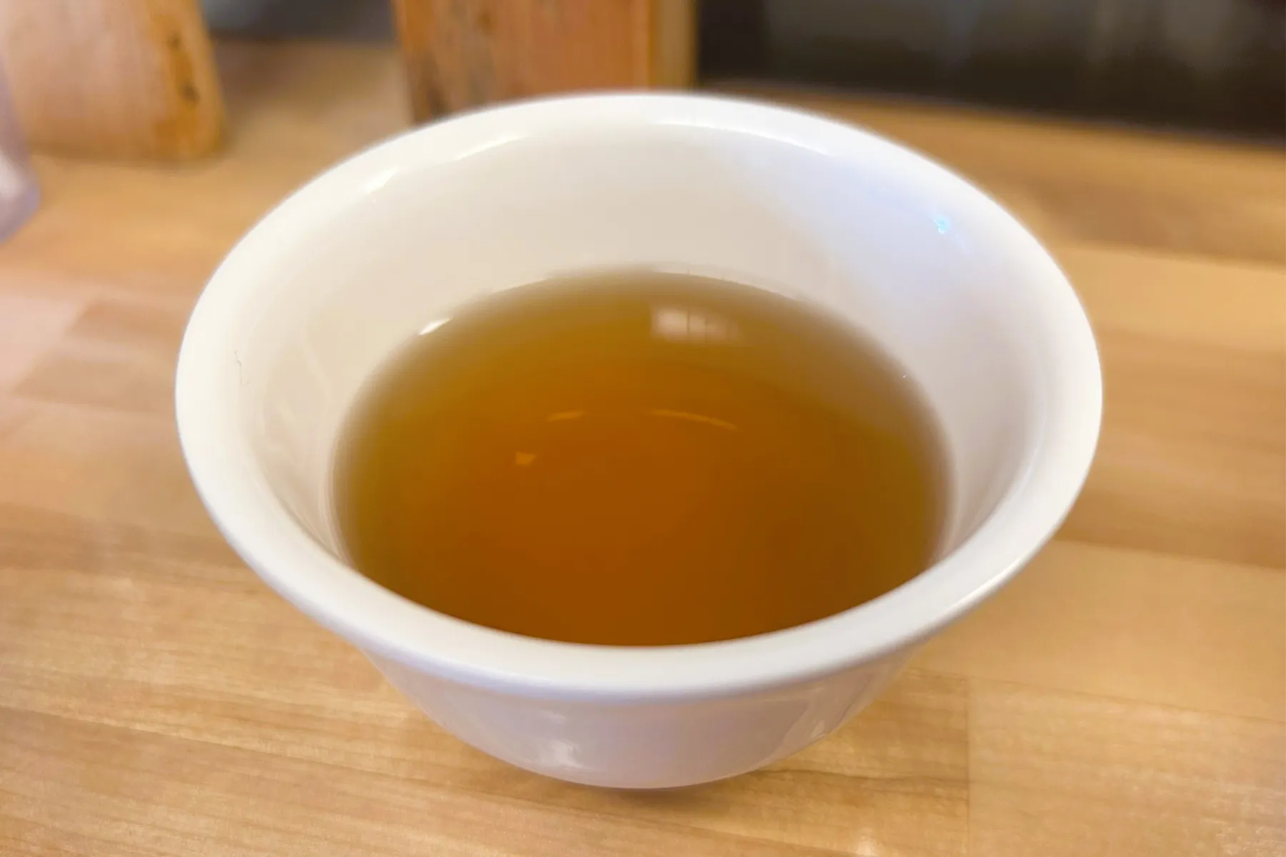 ▲ひみつ堂 温かいお茶のサービス（撮影：レッツエンジョイ東京編集部）