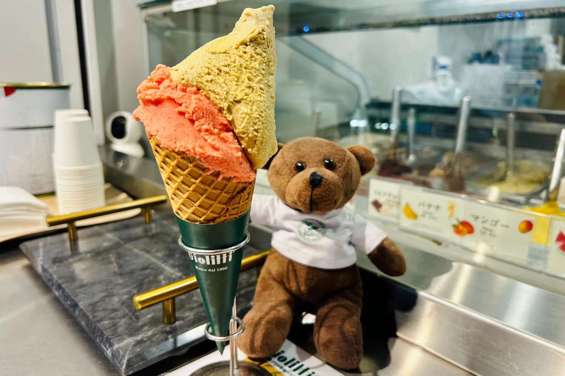 ▲Giolitti 東急プラザ原宿ハラカド 下側から「イチゴ」「ピスタチオ」※2フレーバーコーン（撮影：レッツエンジョイ東京編集部）