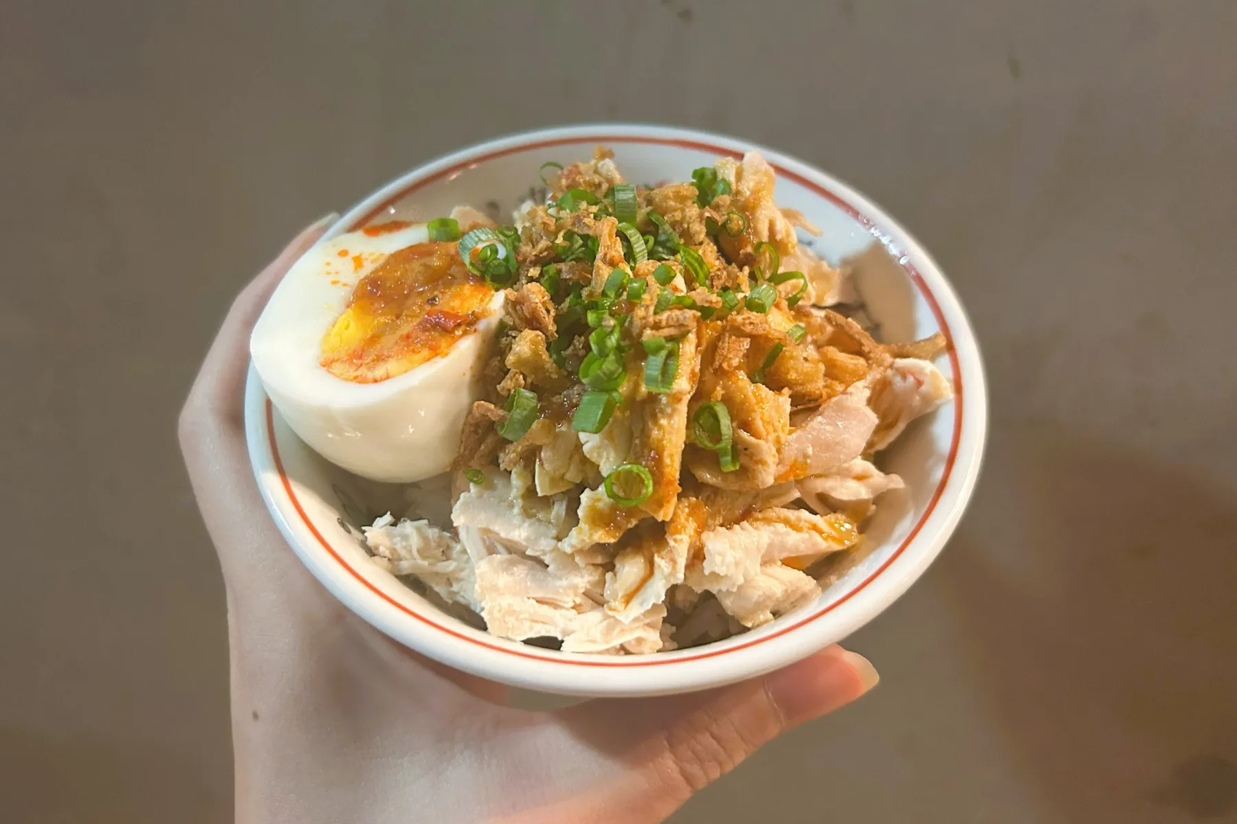 ▲立呑み Lu 「鶏肉飯」（撮影：レッツエンジョイ東京編集部）