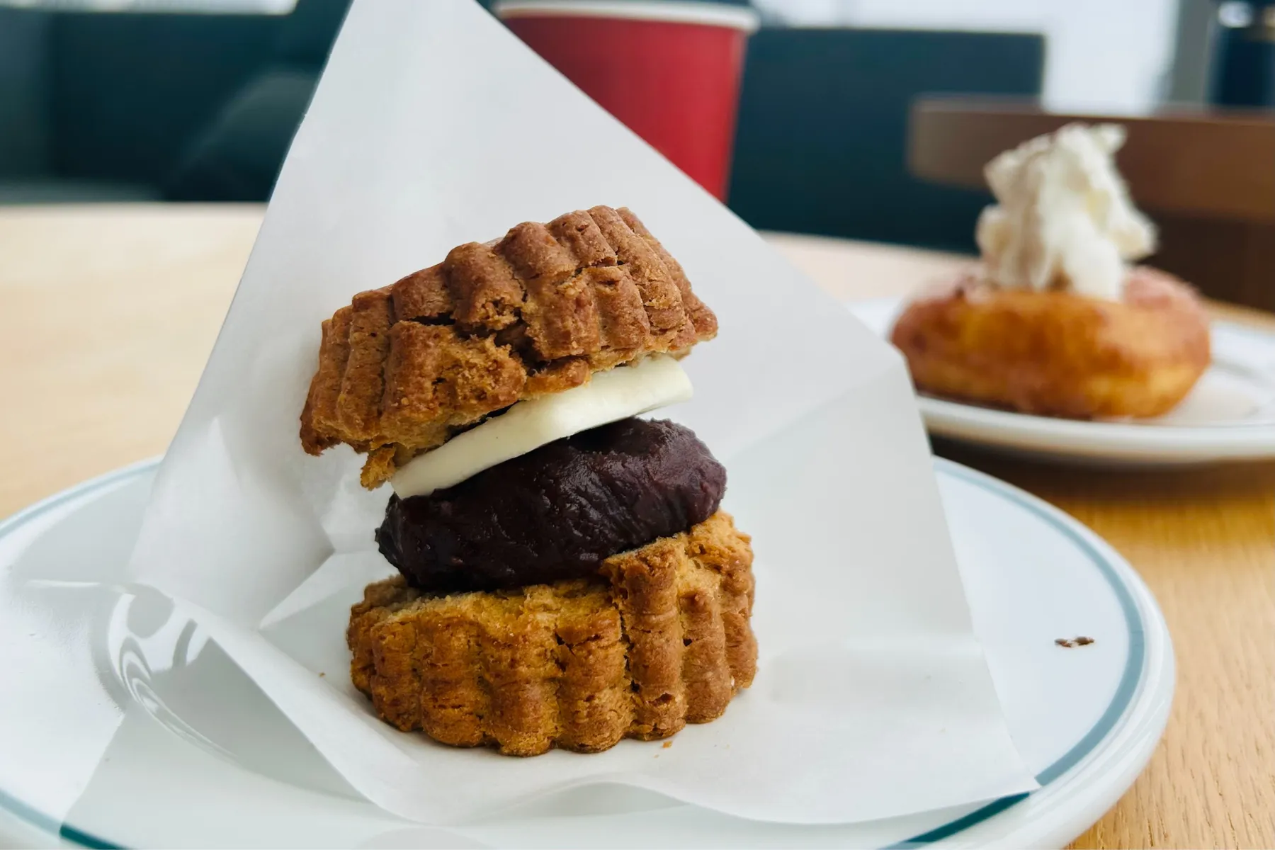 ▲CARAVAN COFFEE ベースゲート横浜関内タワー 「CARAVAN COFFEEのコーヒーあんバタースコーン」（撮影：レッツエンジョイ東京編集部）