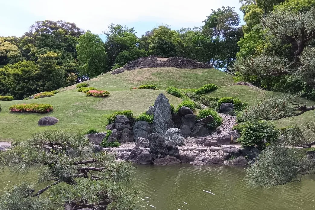 ▲清澄庭園の築山「富士山」（画像提供：公益財団法人 東京都公園協会）