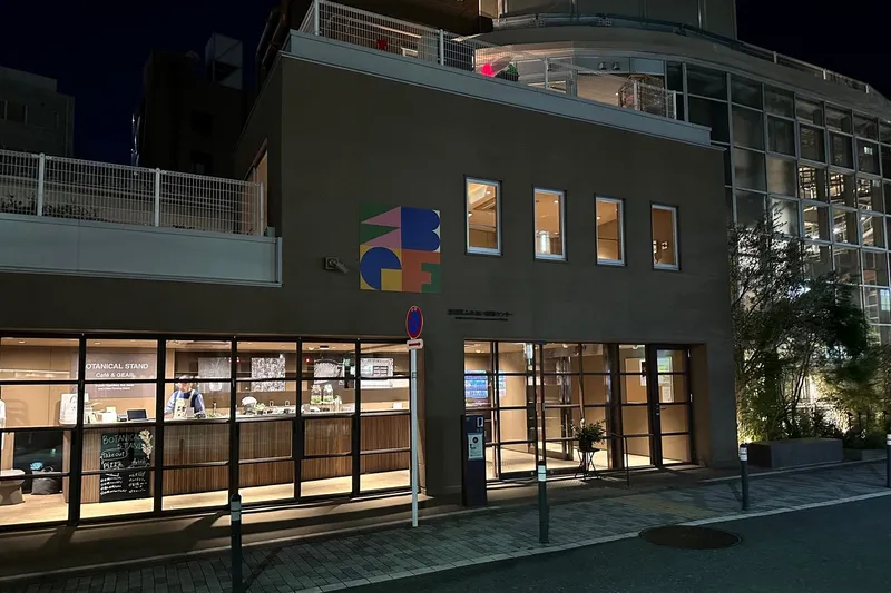 ▲夜21時まで開館