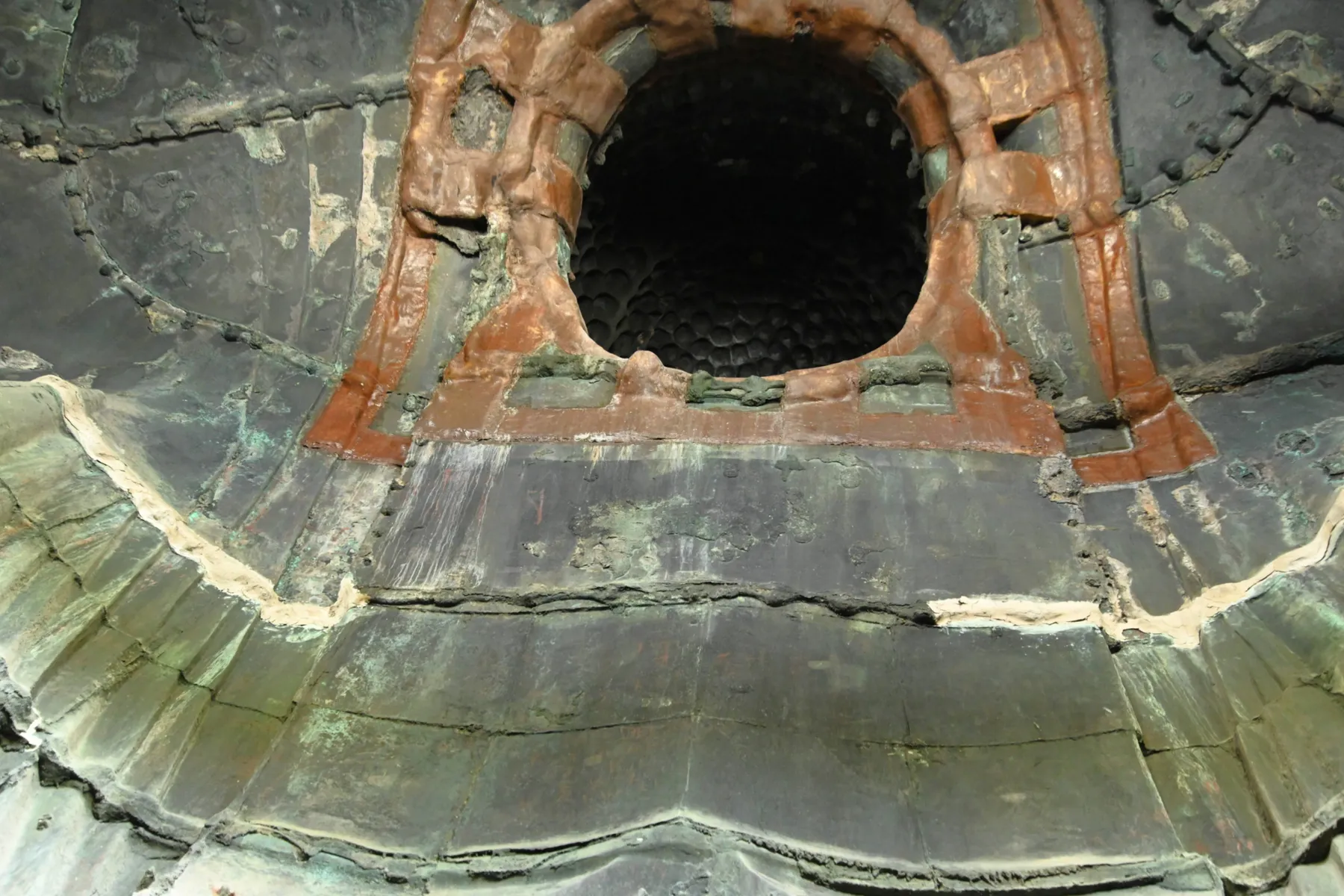 ▲鎌倉大仏殿高徳院 大仏胎内 首（写真提供：鎌倉市観光協会）