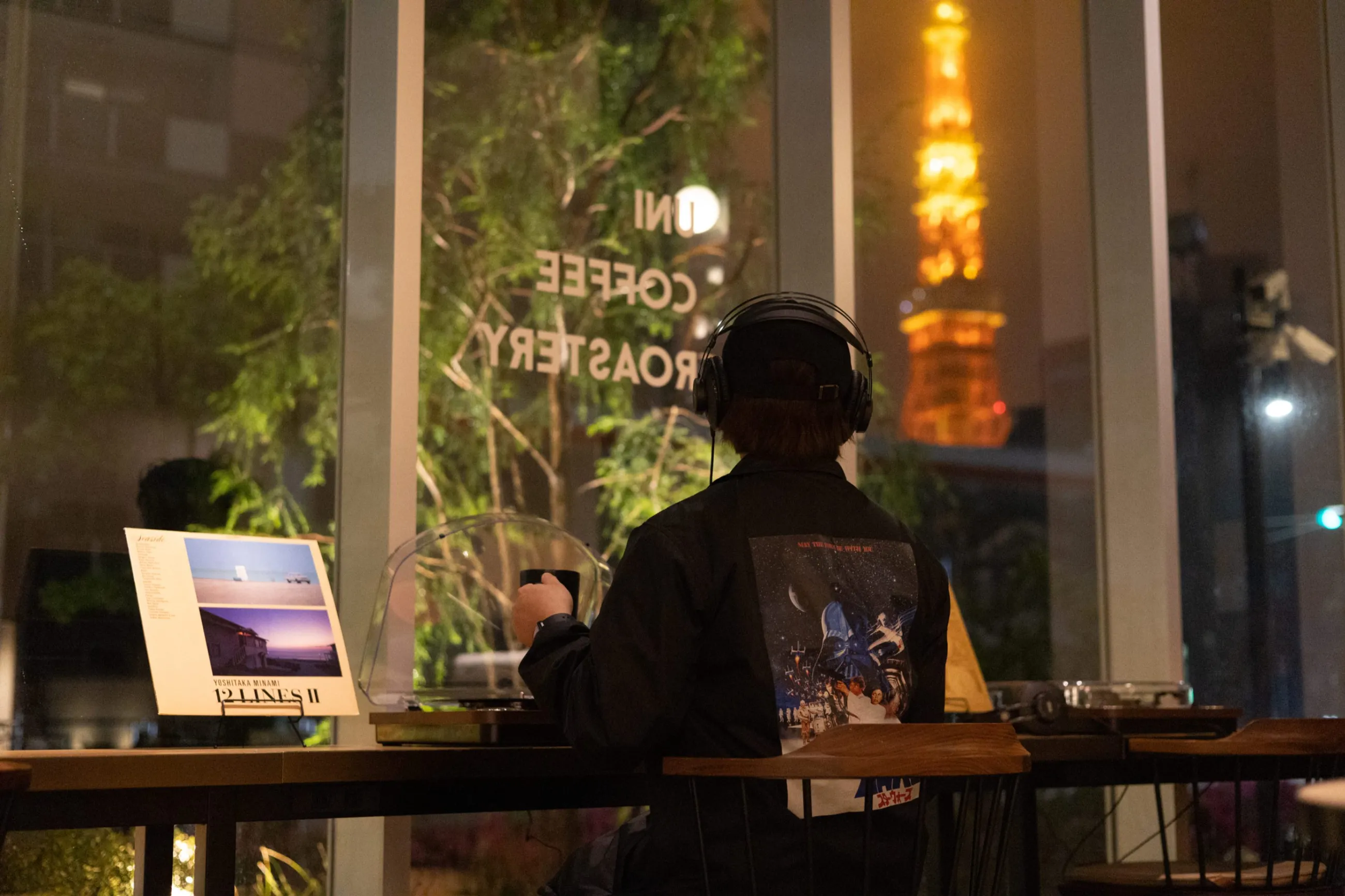 約300枚のレコードが聴けるカフェ「UNI COFFEE ROASTERY オーク